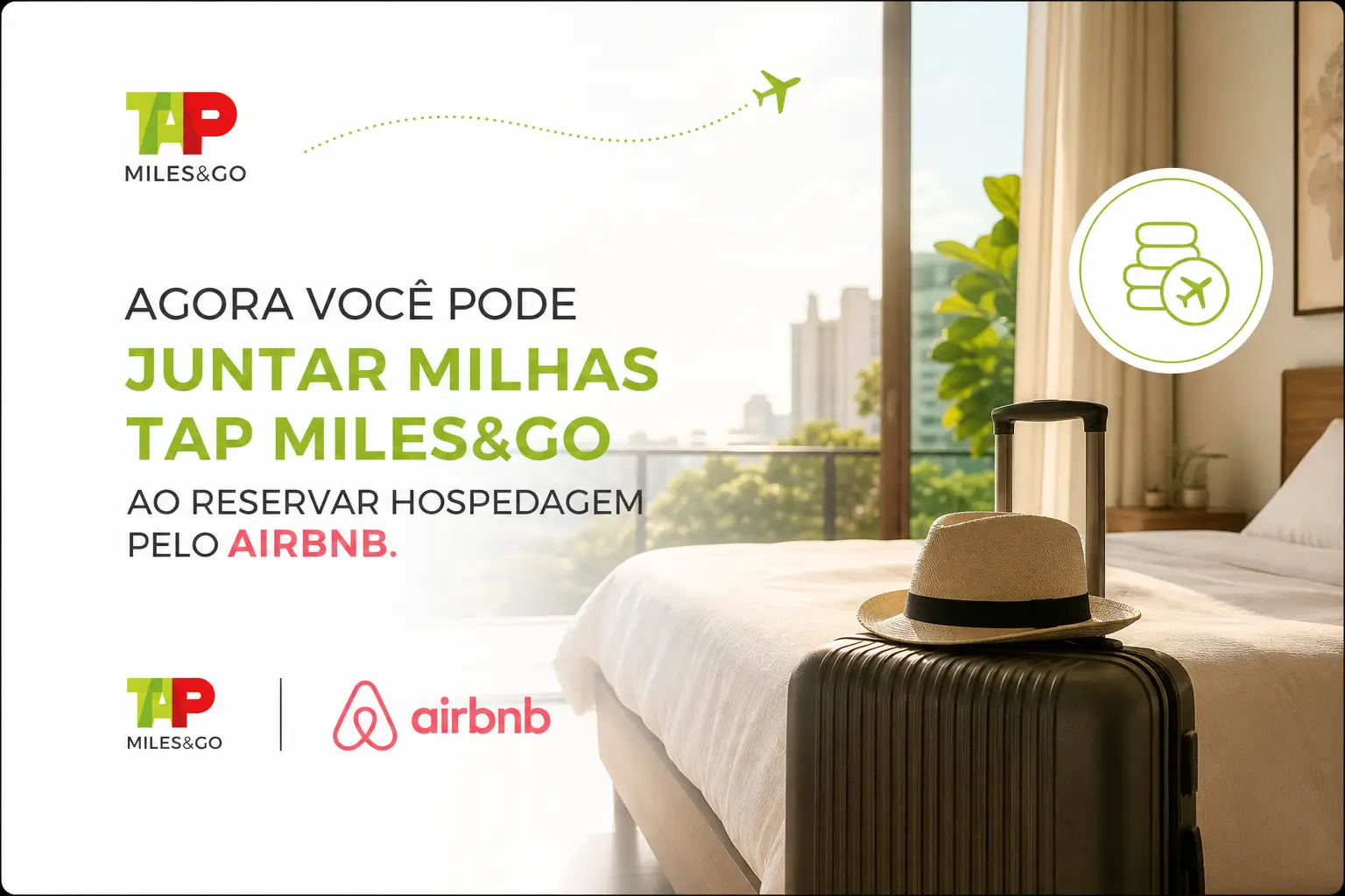 Quarto de hotel com mala e chapéu, vista de cidade à noite. Milhas e hospedagem.